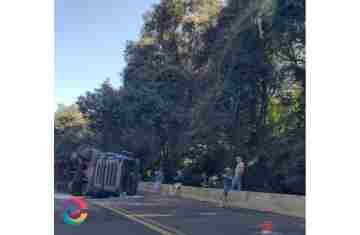Nova Laranjeiras – Caminhão carregado de farinha tomba no Km 484
